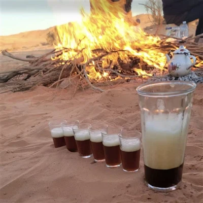 Iš Maroko vyresniojo arbatinuko, matant tolimą kiniškos arbatos horizontą